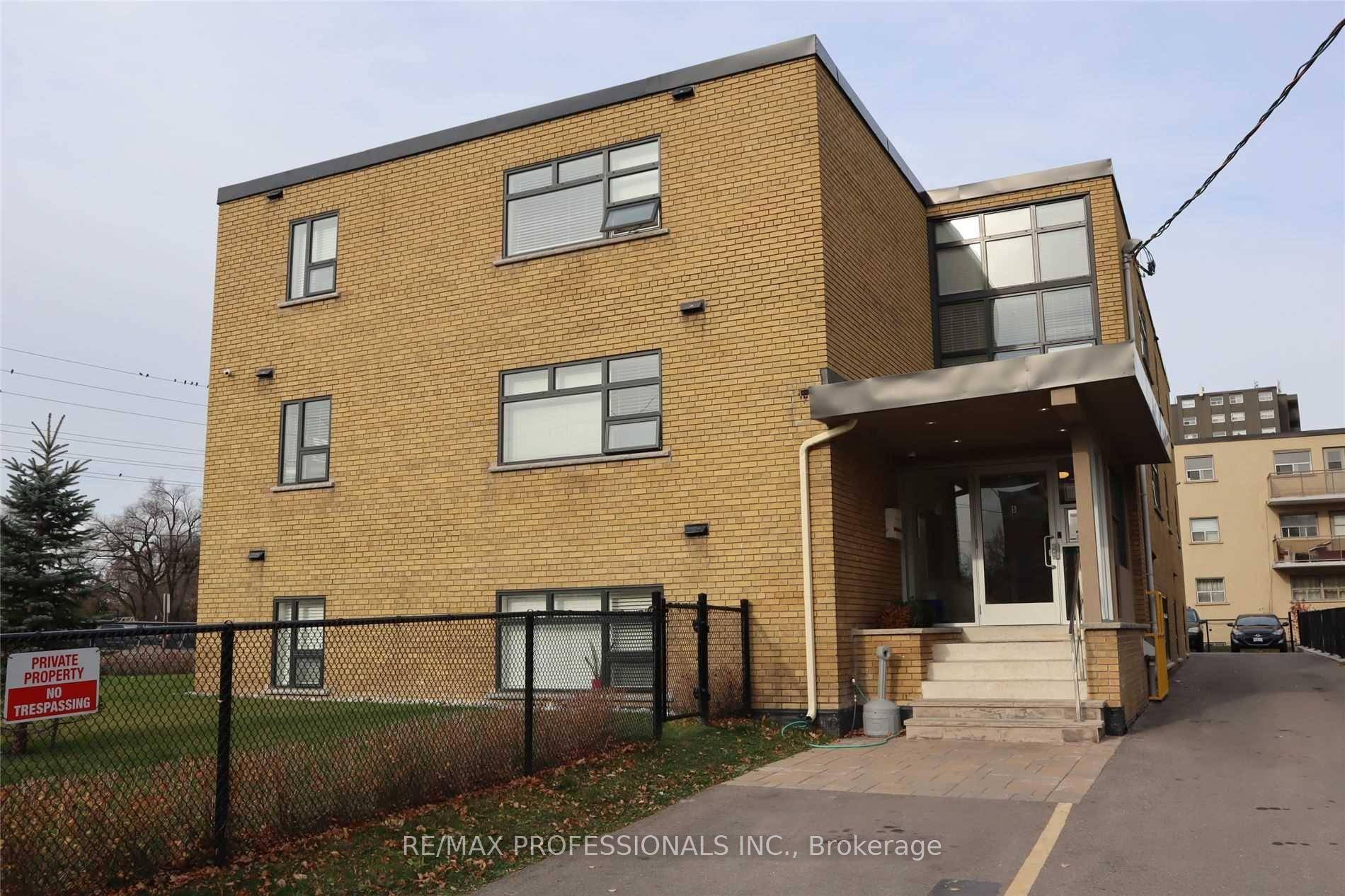 One of the BIGGER 1 Bedroom Units in the Heart of Mississauga !