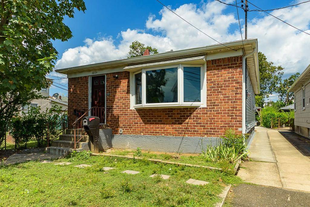5 mins from LIRR, close to transportation, lifetime warranty for the front bay windows and the gutters
