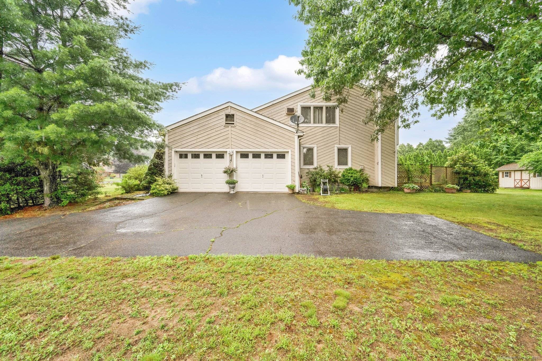 Discover the perfect blend of comfort, space, and location in this stylish residence, ideally situated on a quiet cul de sac in the sought after Rainbow area of Windsor.