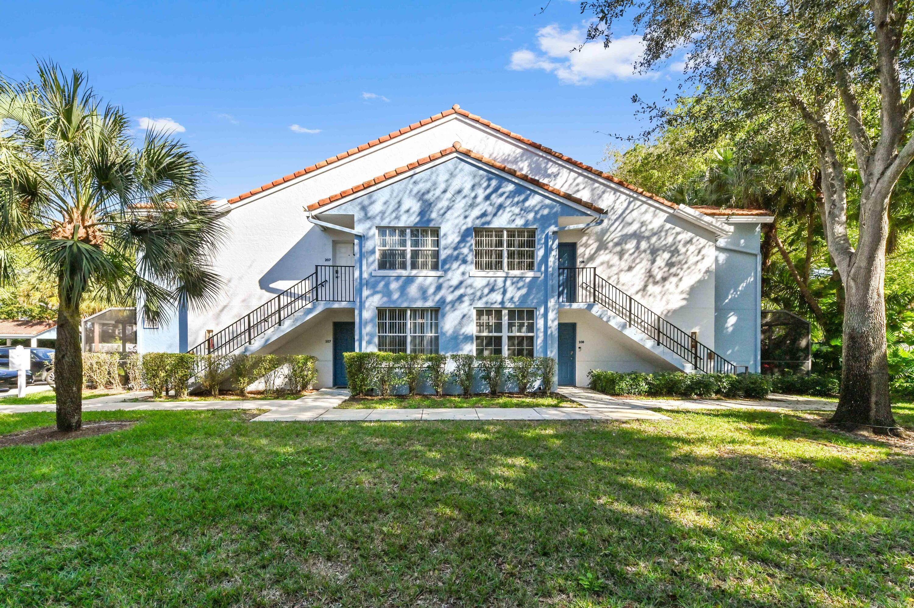 PRICE IMPROVEMENT Live in resort style amenities in this spacious, open floor plan, 2 2, in the heart of Boca Raton.