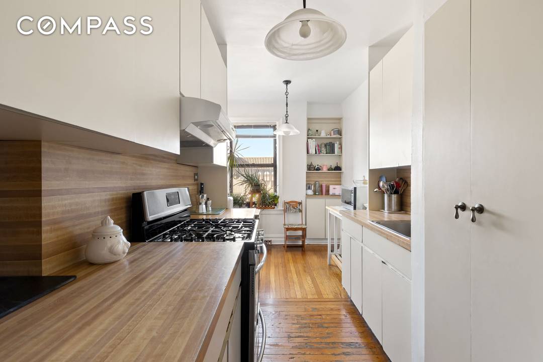 Spacious 1, 000 sqft corner unit 2 Bedroom 1 Bath at The Fillmore !