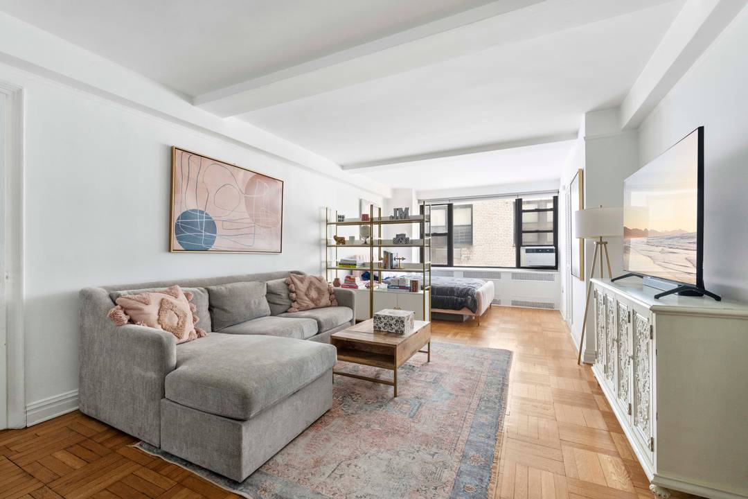 Welcome to 3G at 235 East 73rd Street, a well equipped studio apartment located in a classic Upper East Side pre war co op building.