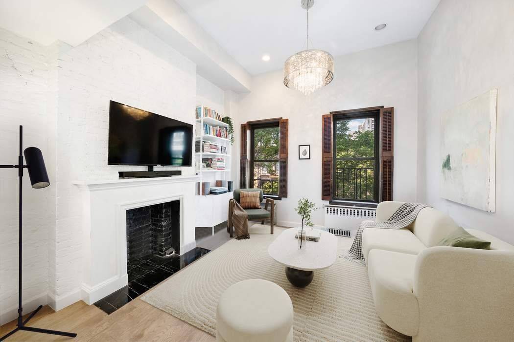 DUPLEX TWO BEDROOM WITH PRIVATE ROOFTOP DECK Rarely available two bedroom condominium with private rooftop in the heart of the Upper East Side.