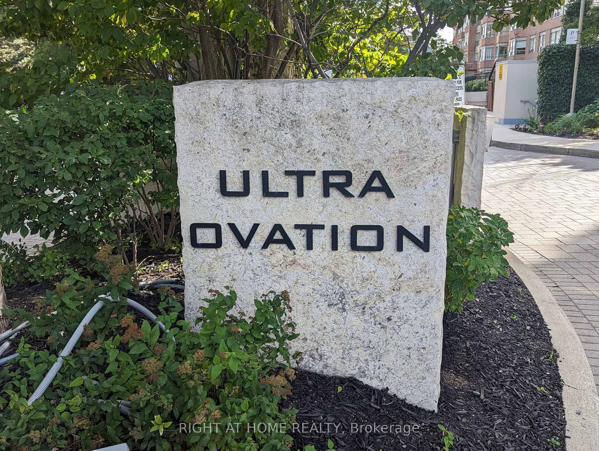 Modern amp ; Luxurious 2 Bedroom in Tridel Ultra Ovation.