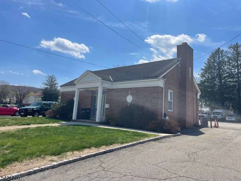 WOW PRIME 2500 SQ FT SOLID BRICK FREE STANDING OFFICE BUILDING RIPE FOR FUTURE EXPANSION, EAST MAIN STREET LOCATION WAS PREVIOUSLY A BANK AND STILL HAS THE WORKING VAULT IN ...