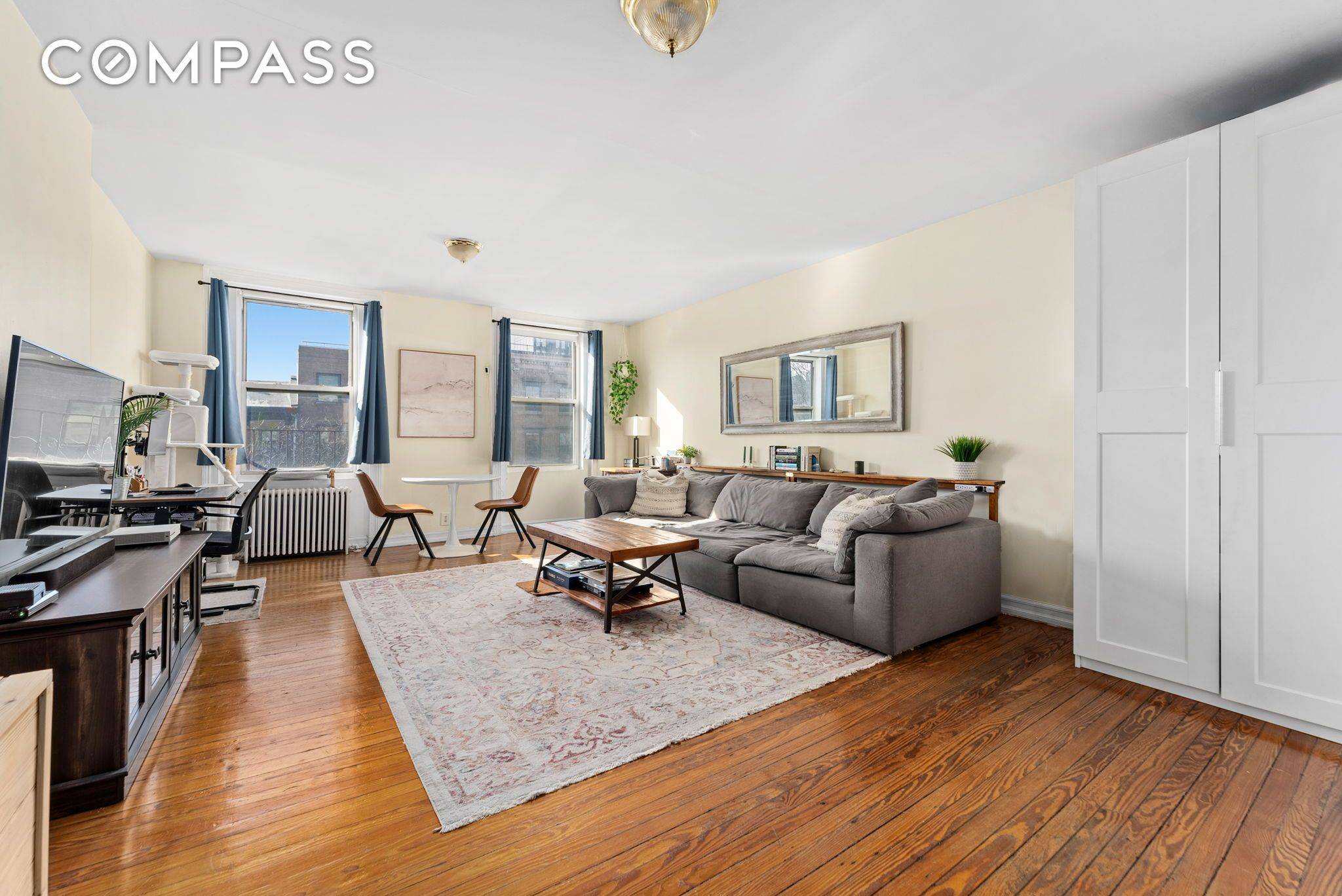 145 Atlantic Avenue Apt 3 is a sun filled 750 square foot 4th floor one bedroom floor through apartment in Brooklyn Heights.