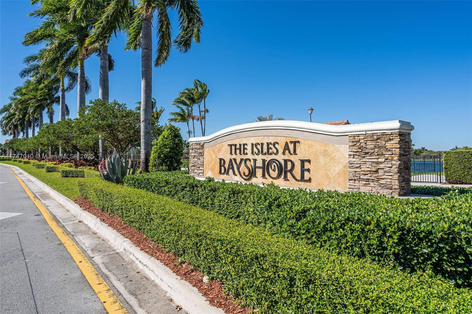 Discover this beautifully maintained townhouse in the desirable Lakes by the Bay community !