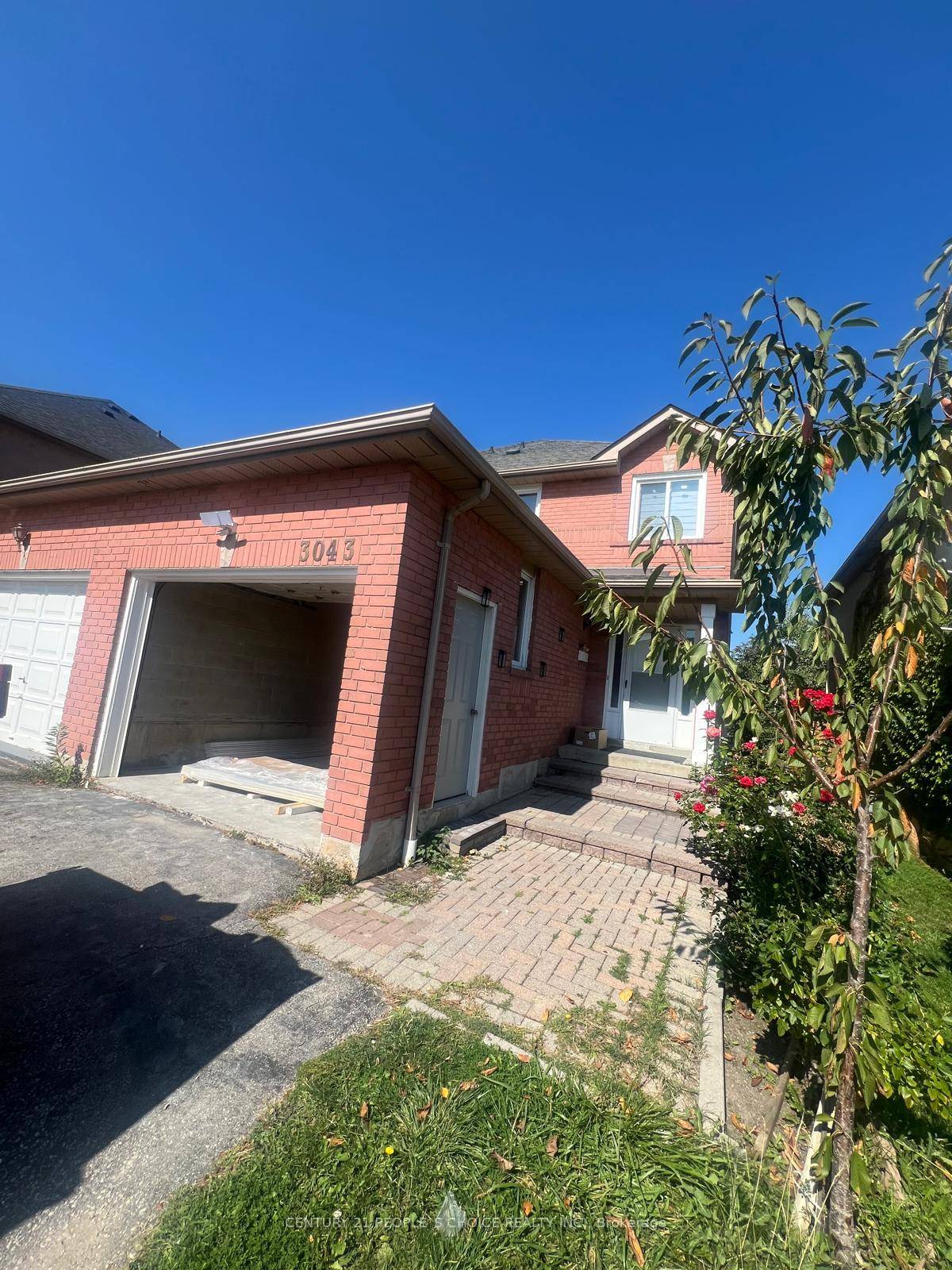 Welcome to this beautifully maintained 3 bedroom, 3 bathroom upper level home in the heart of Meadowvale !