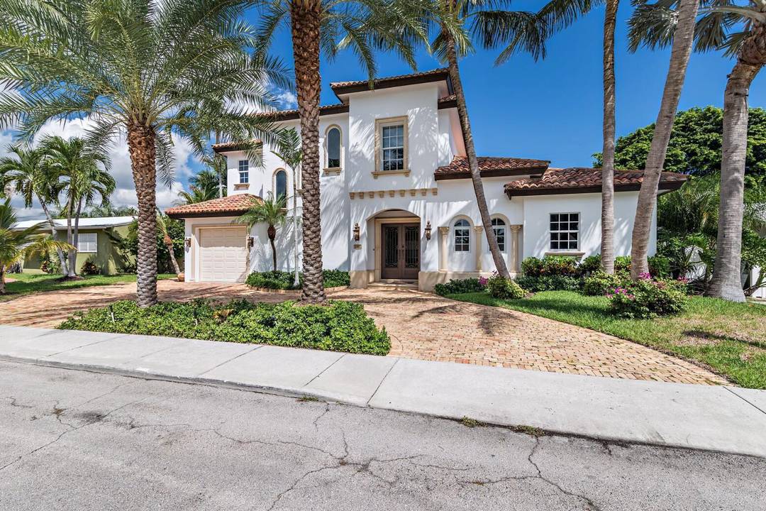 Built in 2004, this 5, 229 square foot CBS construction home boasts 4 bedrooms and 5 full bathrooms.