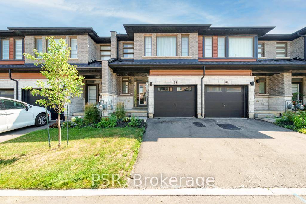 Welcome to this beautifully maintained 3 bedroom, 3 bathroom townhome nestled in the sought after community of Paris, Ontario.