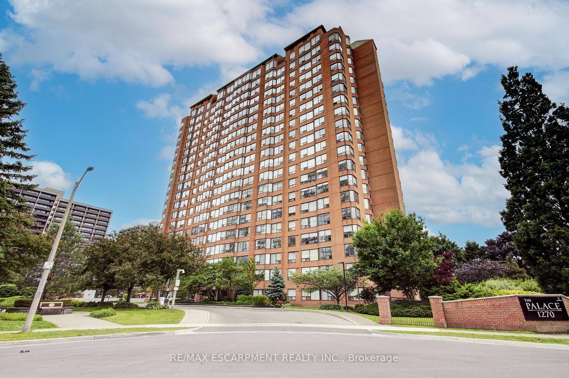 Downtown Burlington Condo Living at The Palace Walking Distance to Spencer Smith Park, Lake Ontario, Burlington Beach, Top Restaurants, Shopping and quick access to Major Highways GO Transit, this 1 ...