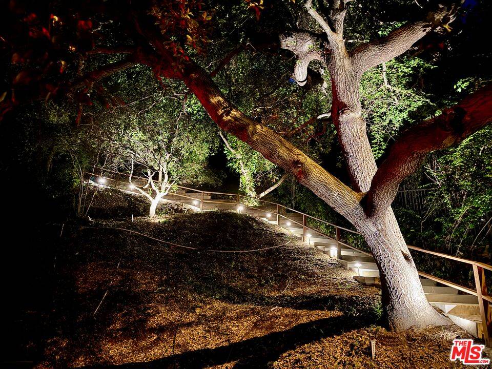 8330 Lookout Mountain Ave 2BR Hollywood Hills East La