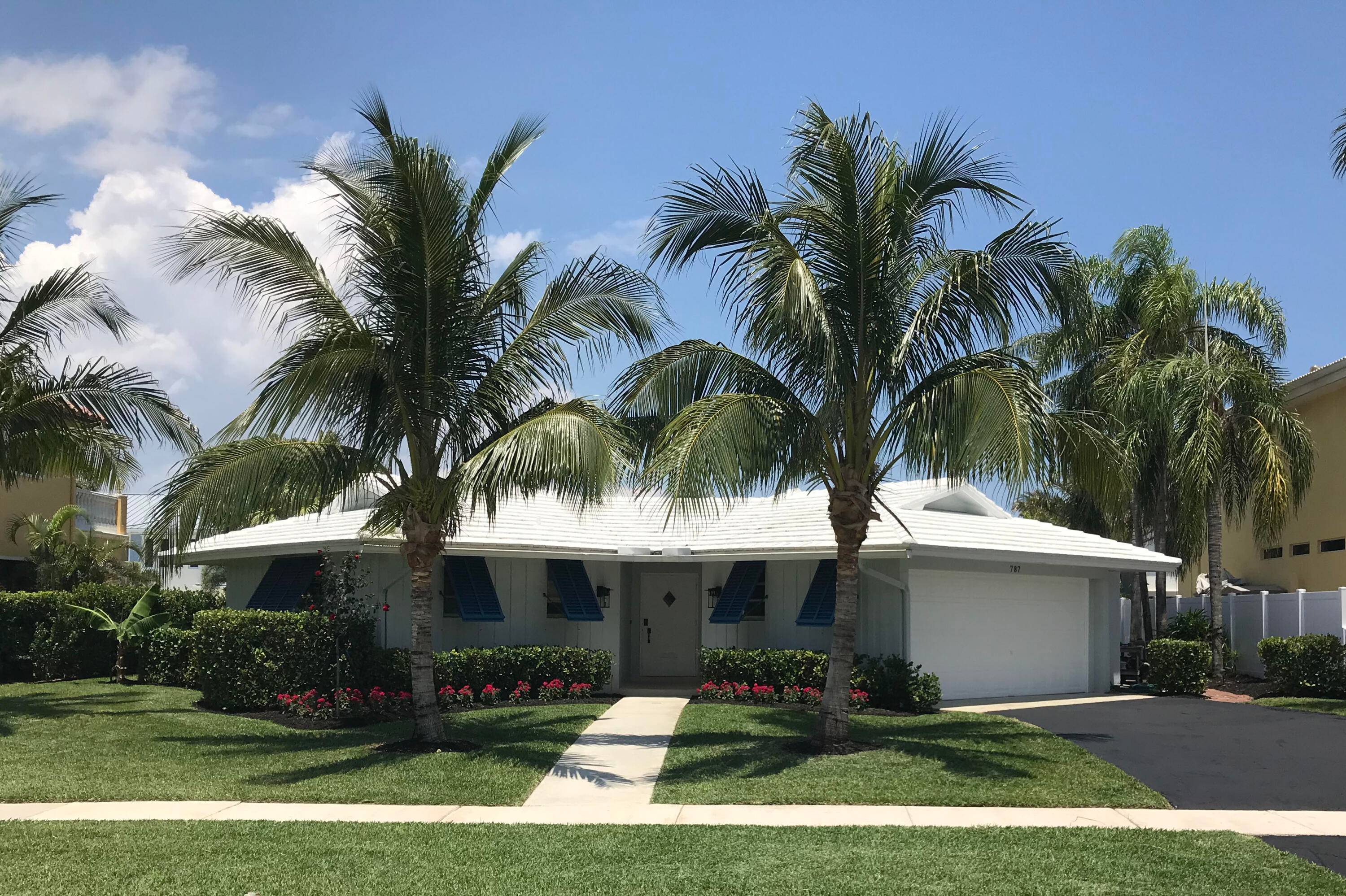 Charming, clean, waterfront house on a deepwater canal walking distance to the beach.