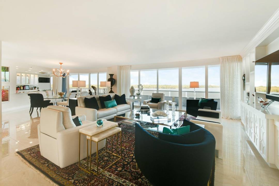 Welcome to Lake Point Tower, where luxury meets sophistication in an exquisitely designed residence.