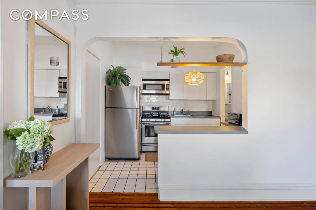 Positioned within a distinguished townhouse on landmarked Monroe Place arguably one of Brooklyn Heights most enchanting, tree lined streets this sun drenched one bedroom residence offers a refined blend of ...