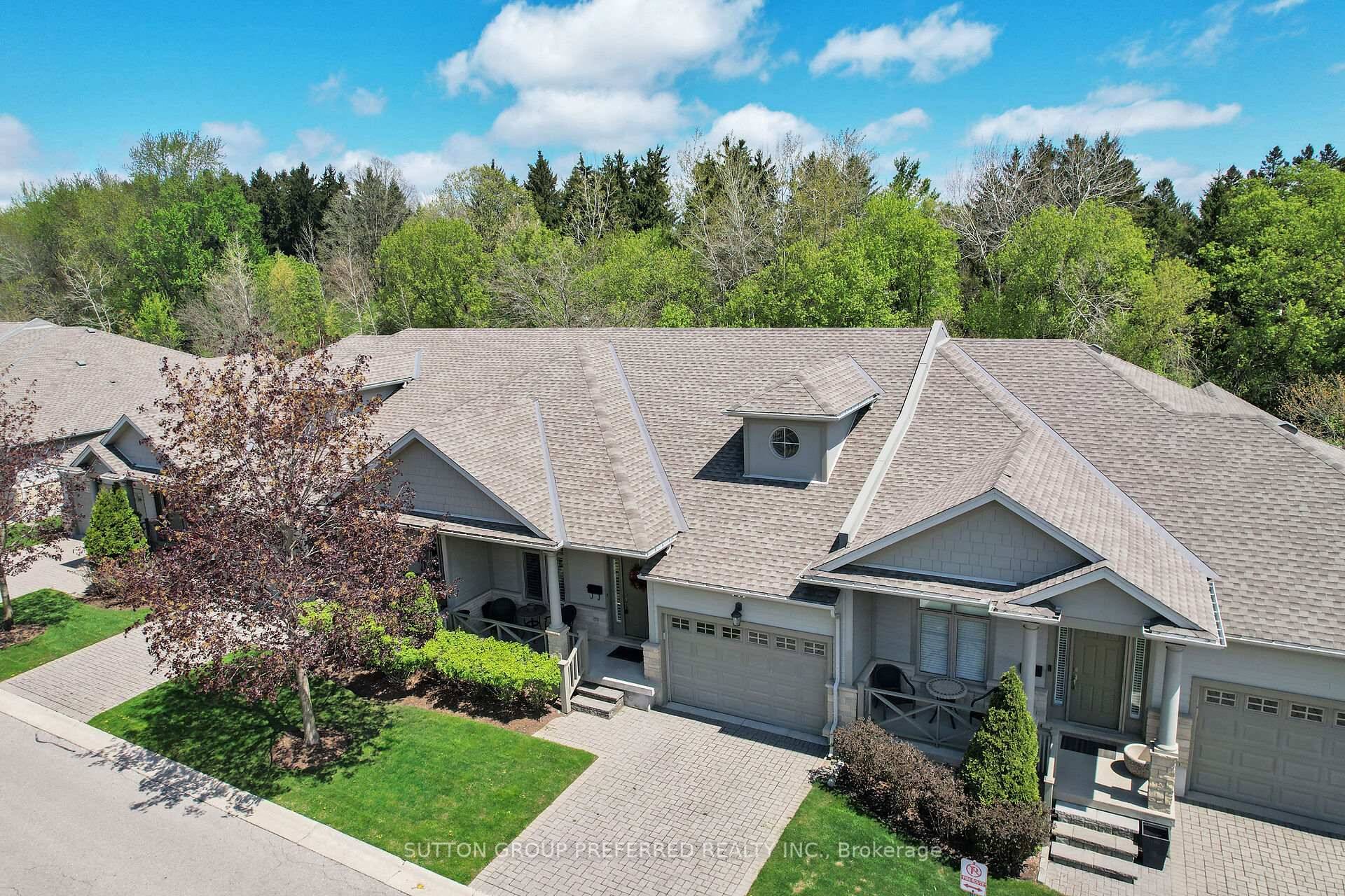 Situated in north London walking distance to Masonville Mall, groceries, banking, movie theatre, fitness centre, library.