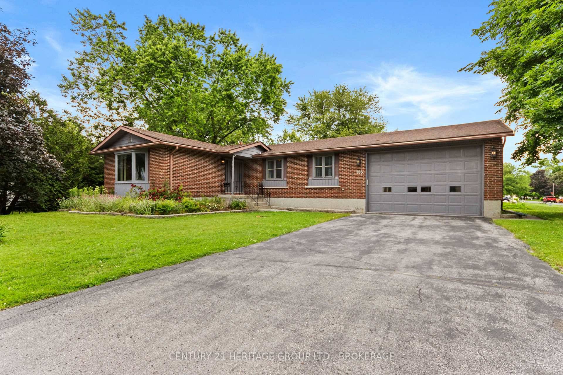 785 Allum Avenue, Kingston, ON Turn Key, Fully Furnished, Income Ready Beauty in Kingston s West End !