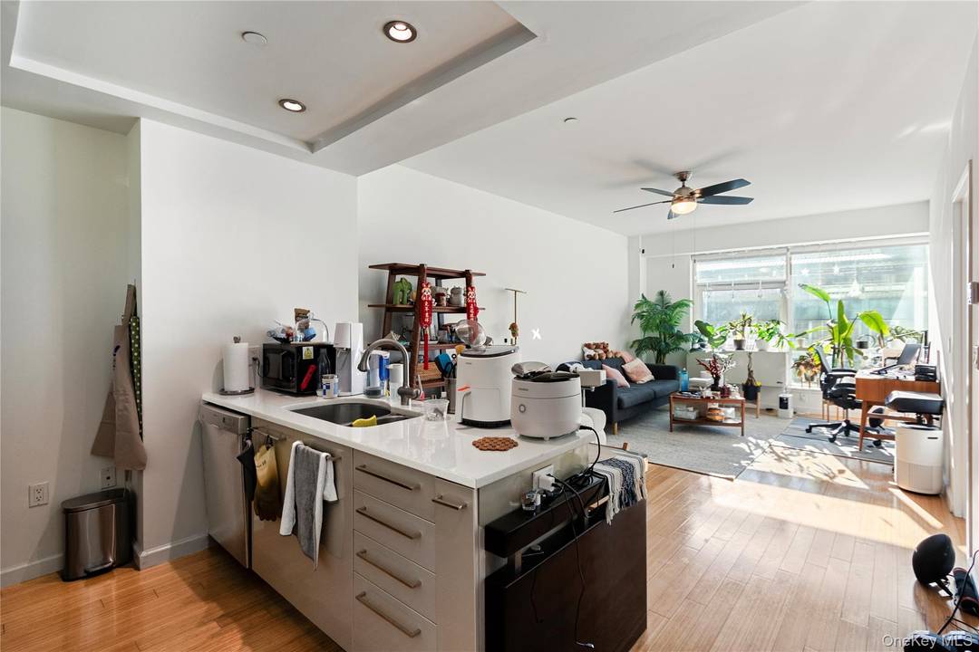 Welcome to View 59 Condominium, where modern comfort meets unbeatable convenience in the heart of Long Island City.