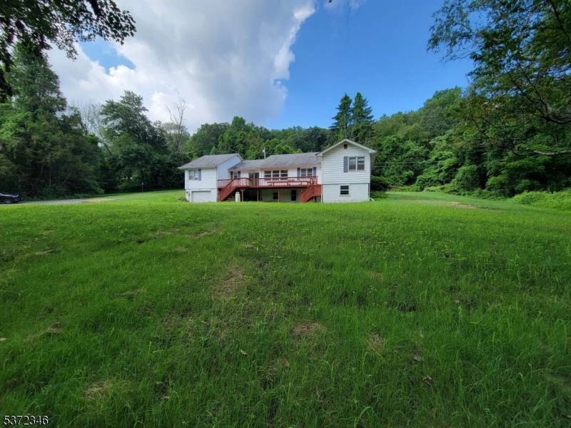 Spacious 5 BR ranch home on gorgeous 1.