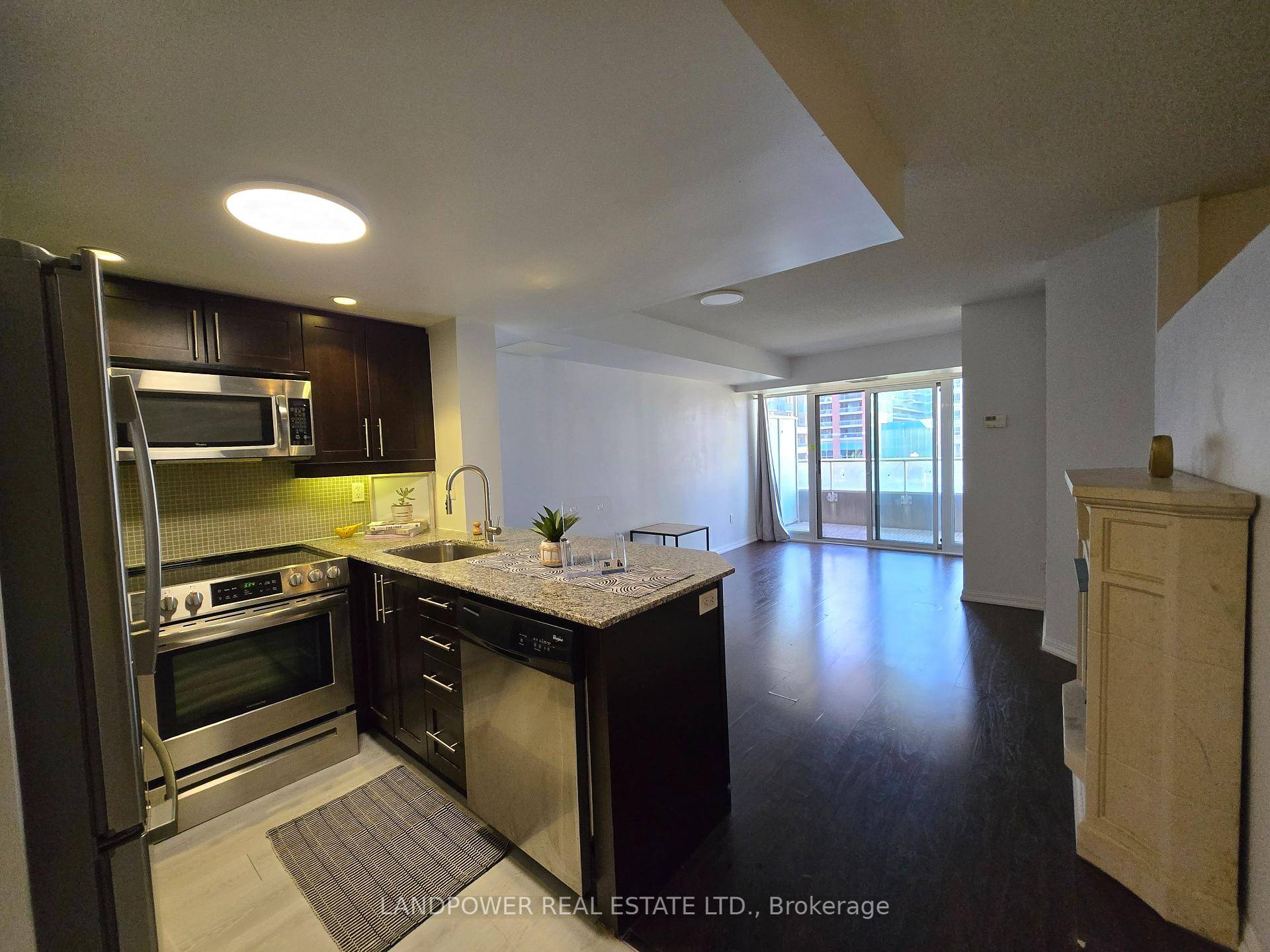 One Bedroom Suite 531 sq ft Entire Property with Locker Included VACANT Move in Ready in the Heart of Liberty Village !