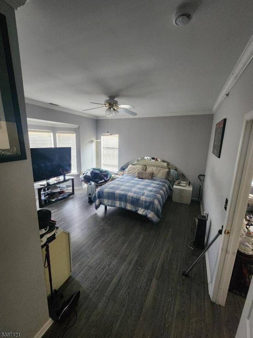 Spacious 2 bedroom, 2 bath condo on the 3rd floor at 3 Windsor Drive in Lincoln Park.