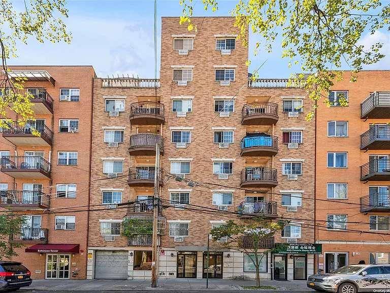 This is a sunny excellent condition 2 bedrooms 2 bathrooms condo located in the heart of Flushing with fully renovated kitchen and bathrooms.