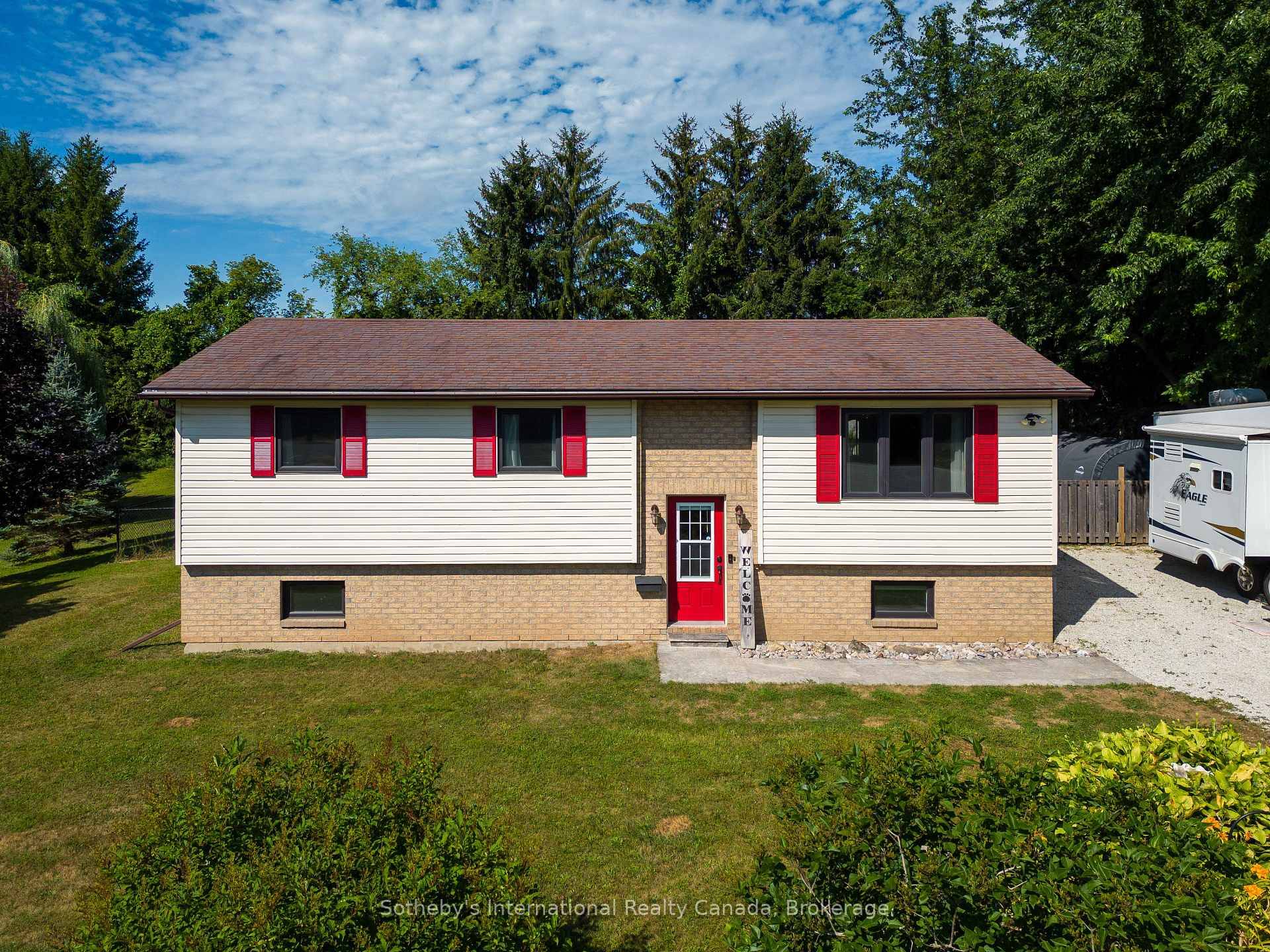 Welcome to this charming raised bungalow nestled on a highly sought after, quiet cul de sac.