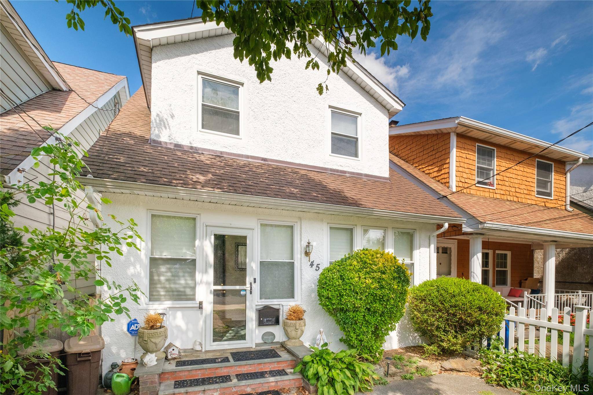 SIDE HALL COLONIAL HOME IN PRIME LOCATION !