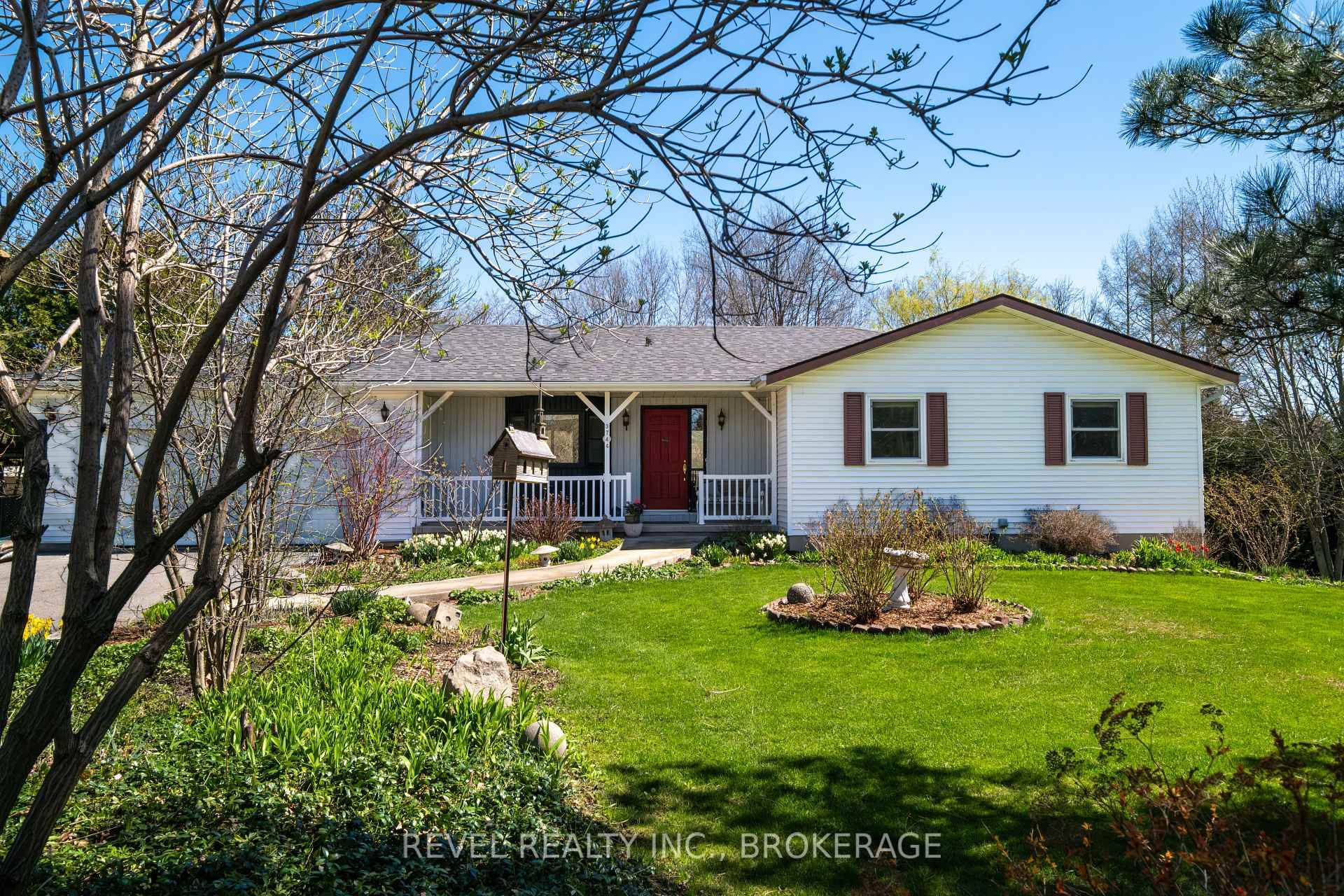 Imagine strolling along your own private trails, relaxing beneath a picturesque weeping willow tree, or tending to the stunning gardens that surround this exceptional property in the prestigious Lyons Landing ...