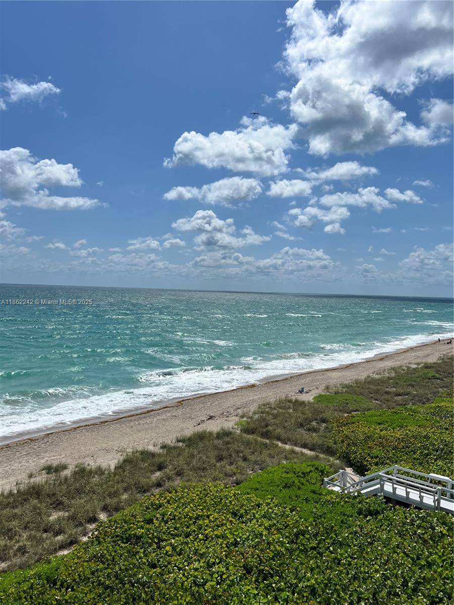 Spectacular Direct Oceanfront apartment with 2 bedrooms and 2 bathrooms on the 6.