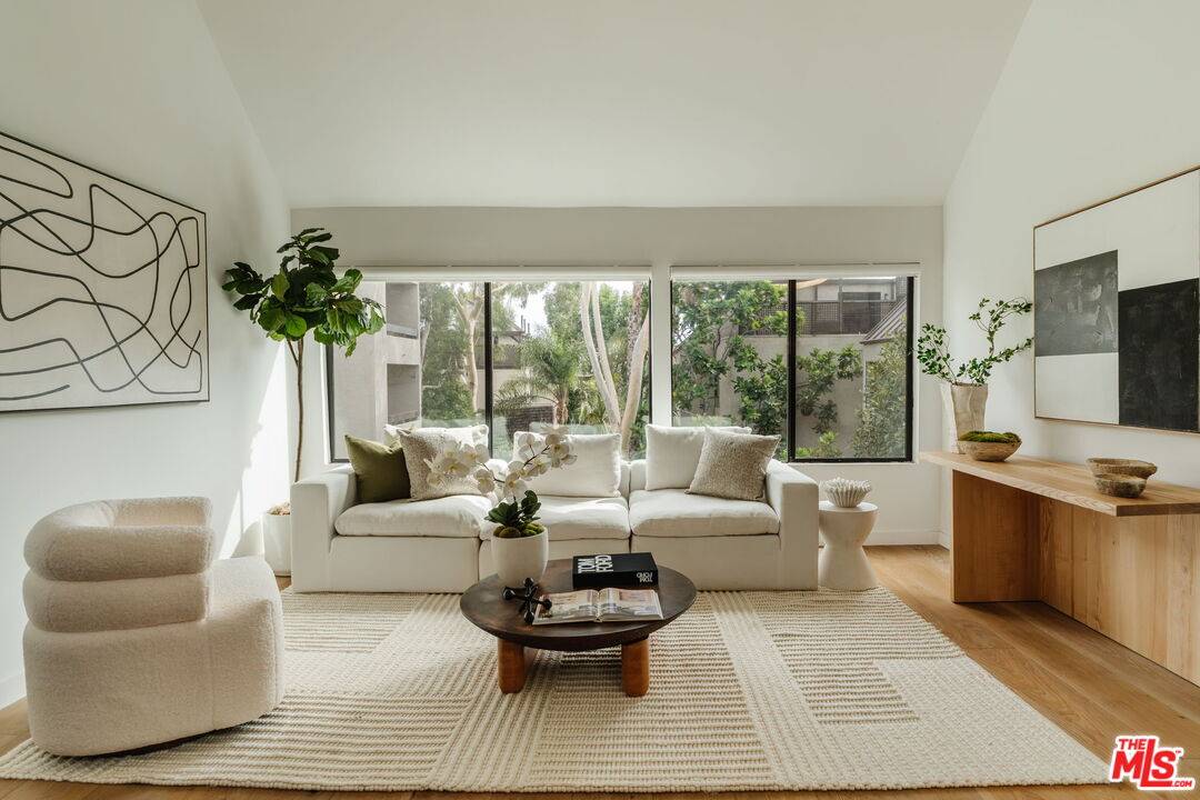 950 N Kings Rd 1BR Sunset Strip La