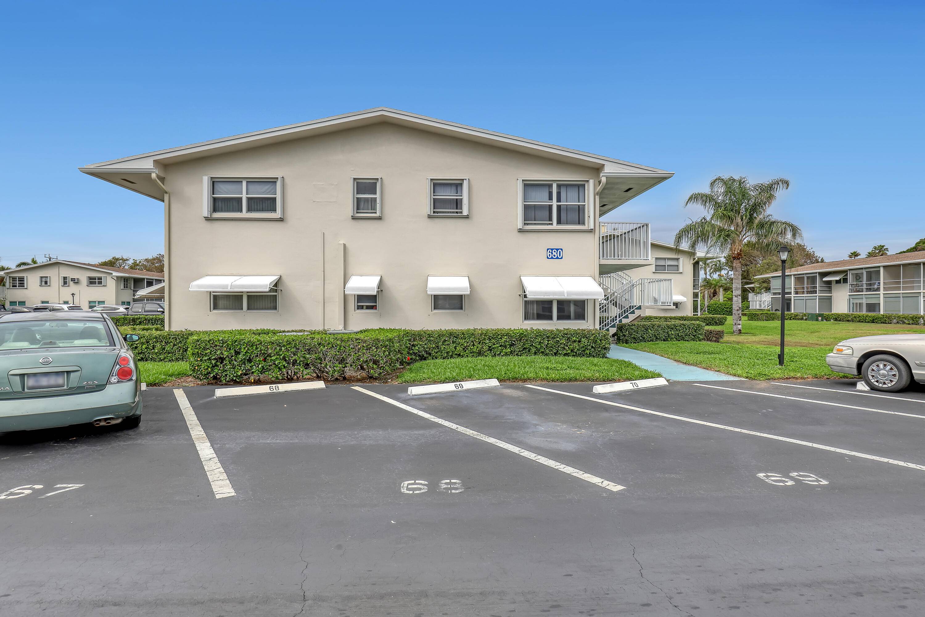 INTRACOASTAL LIVING AT ITS FINEST !