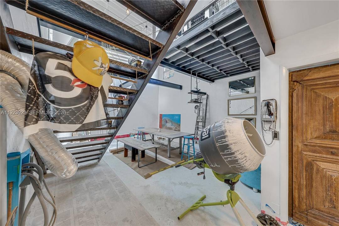 Live in Art Sofi, 3rd Street, South Beach.