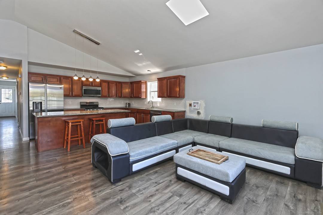 FLEXIBLE LAYOUT, AND PERFECT FOR MUTIGENERATIONAL LIVING !