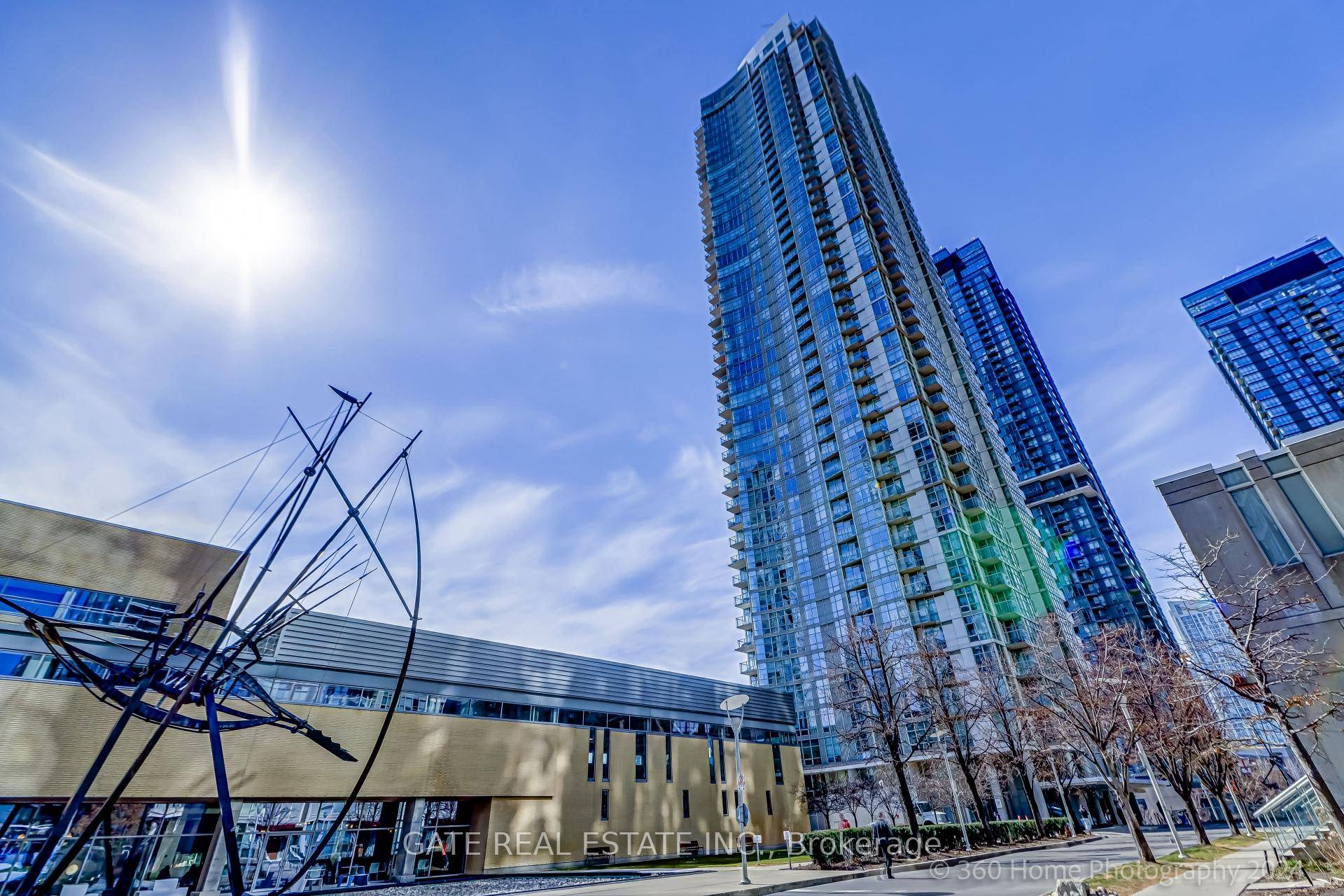 Bright amp ; Spacious 1 Den in the Heart of Toronto !