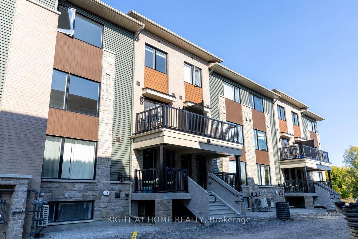 Welcome to 1328 Creekway Private in Kanata !