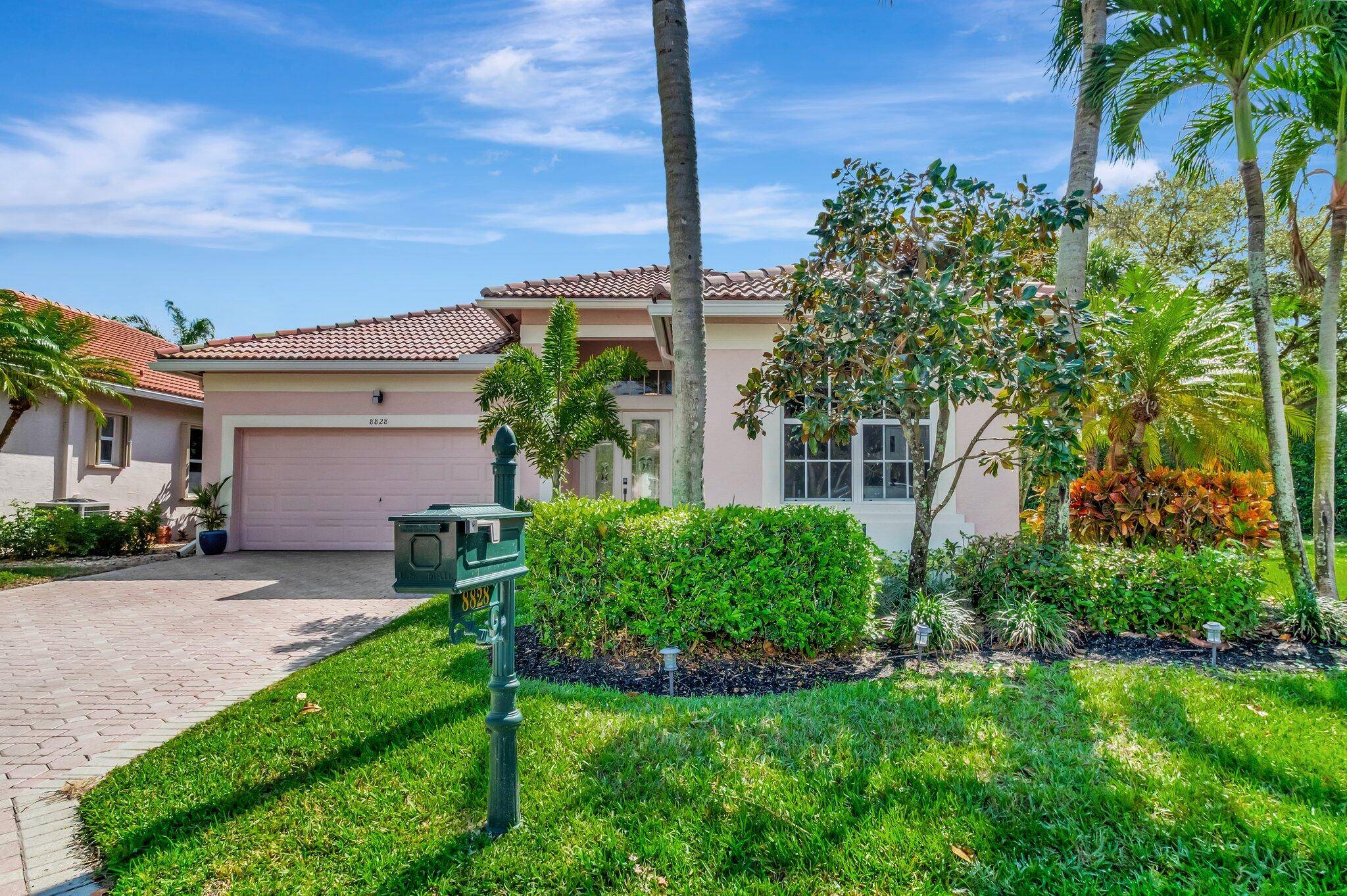 BRAND NEW 2025 ROOF in Oxford an OVERSIZED Cul de sac HUGE PRIVATE LOT10, 000 sqft ?