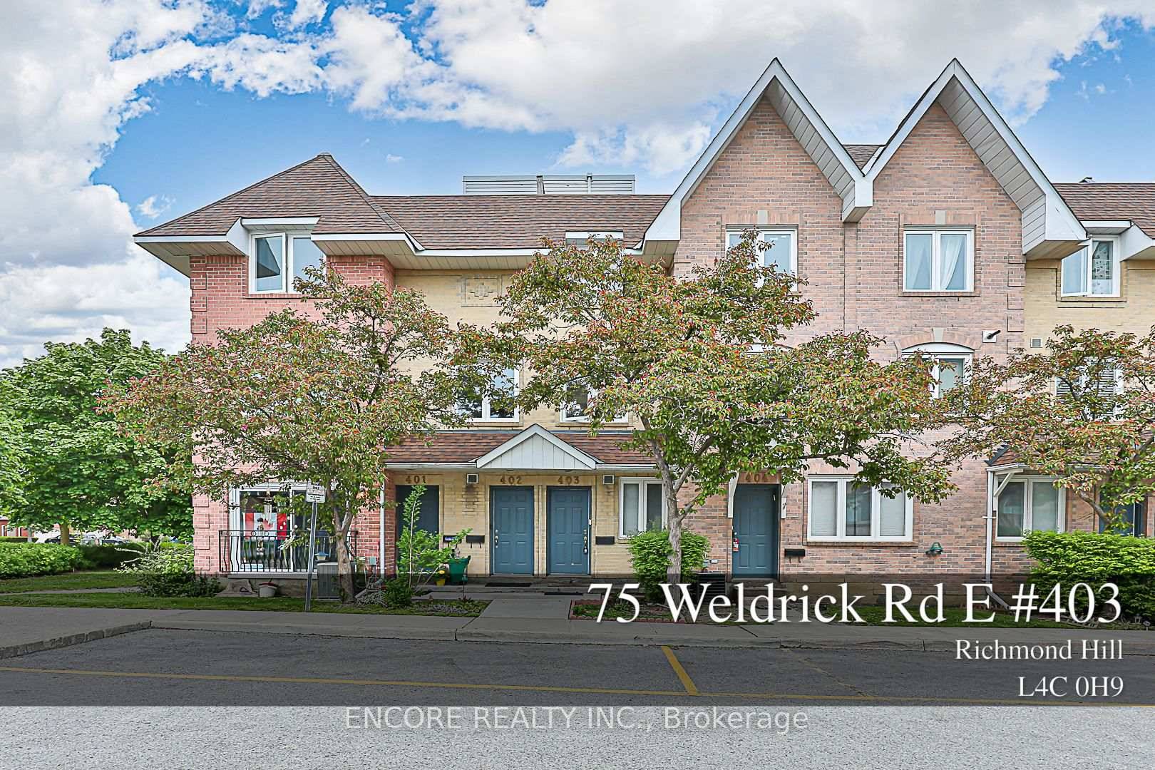 Bright and Spacious Multi Level Townhome in the Heart of Richmond Hill !