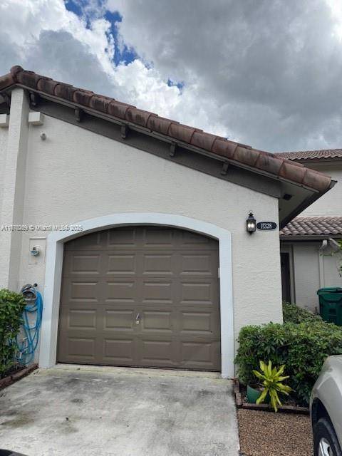 REDUCED REDUCED MUST SEE TO APPRECIATE, THIS GREAT BIG TOWNHOME IN THE BEAUTIFUL COMMUNITY OF KINGS COURT WITH GREAT SECURITY AT A REASONABL HOA FEE, ONE OF THE LARGEST MODELS ...