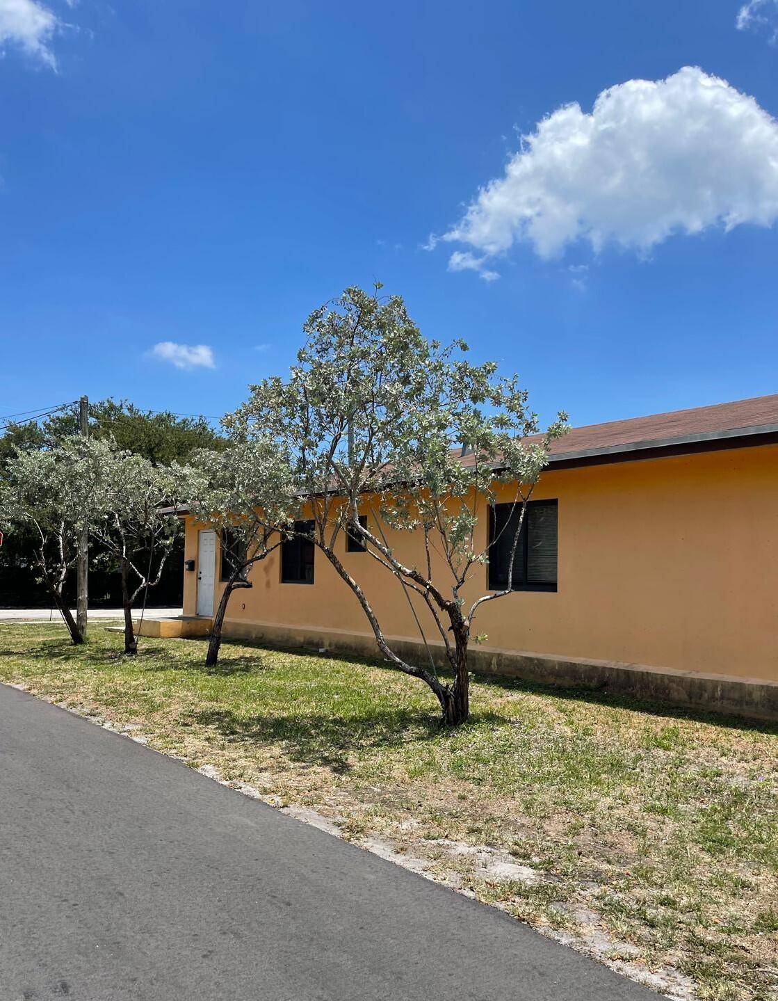 UNIQUE OPPORTUNITY TO PURCHASE GREAT INVESTMENT, DUPLEX DEVIDED INTO 2 IDENTICAL UNITS SEPARATE FOLIO NUMBERS, 4 BDRM 2 BATHS PER SIDE.