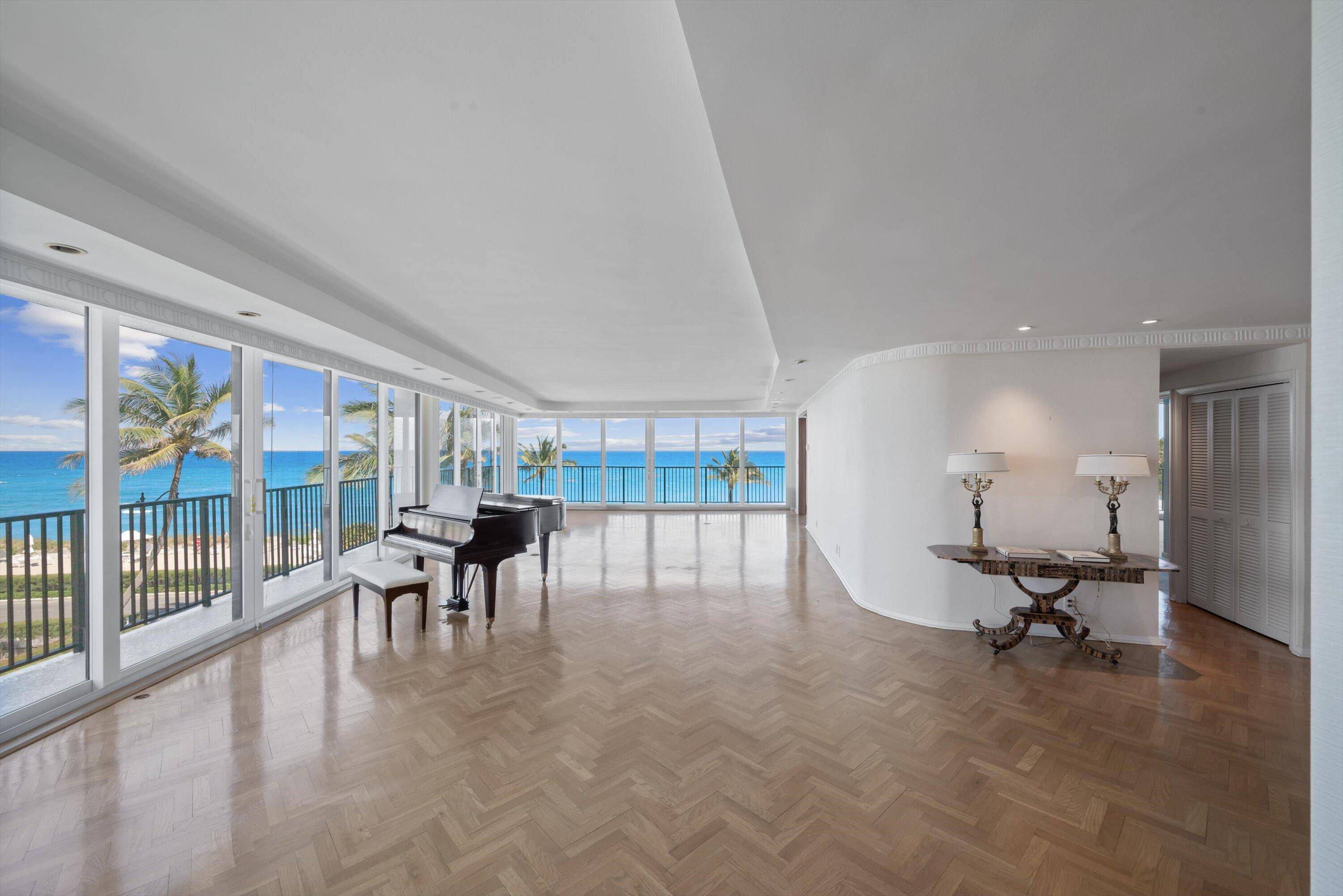 Spectacular direct oceanfront with incredible views !