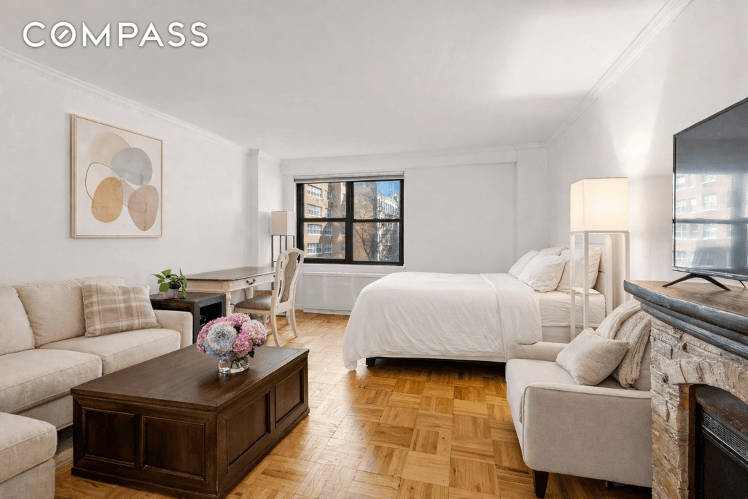 Bright Turn Key Studio in the Heart of the Upper East Side Welcome to this cheerful and tranquil studio featuring open southeastern exposure that brings in beautiful natural morning light.