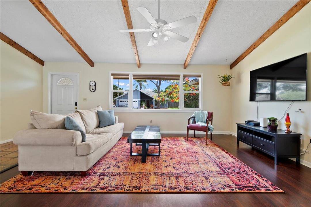 FULLY FURNISHED ANNUAL RENTAL, pet and family friendly single family house on corner lot in the heart of Jupiter !