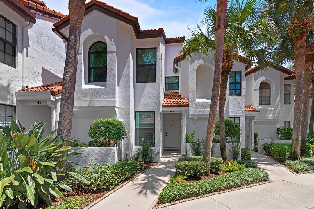 TURNKEY modern townhome located in the gated boating community of Mariner's Cove.