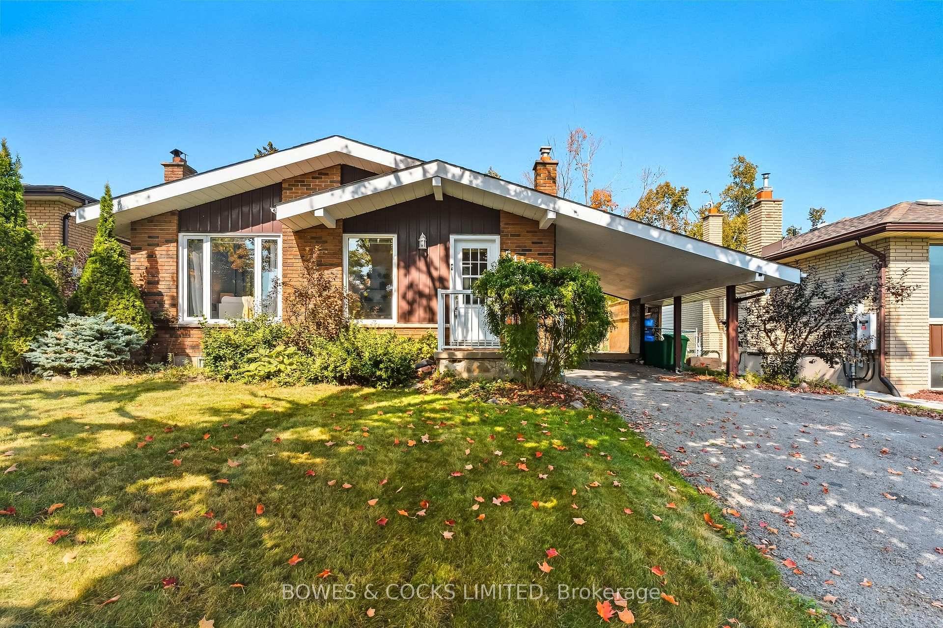 Charming North End backsplit backing onto the Parkway Trail.
