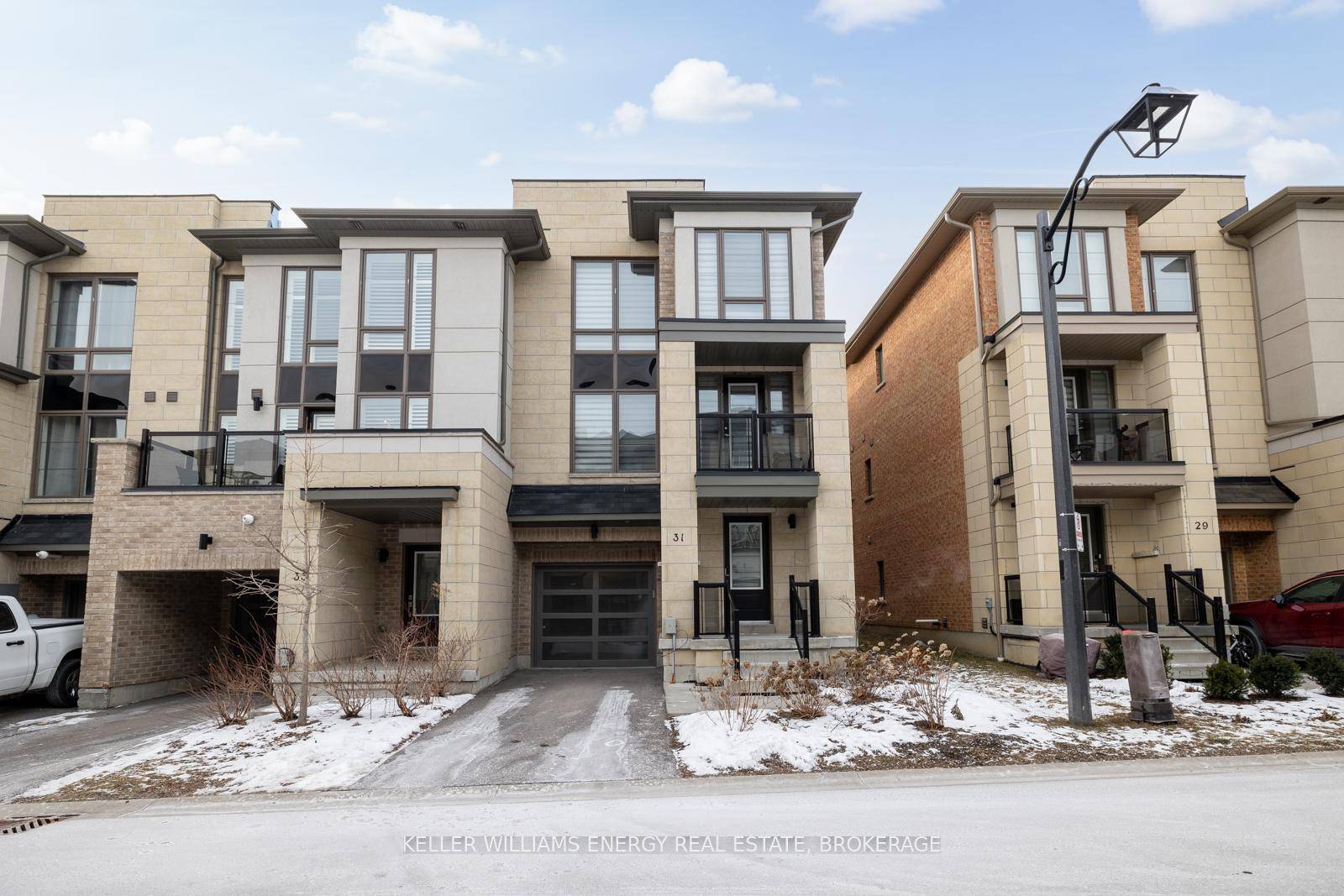 This modern END UNIT 3 bedroom, 2 bathroom townhome is nestled in the desirable Pringle Creek community, offering easy access to parks, shops, a recreation centre, and excellent transit options, ...
