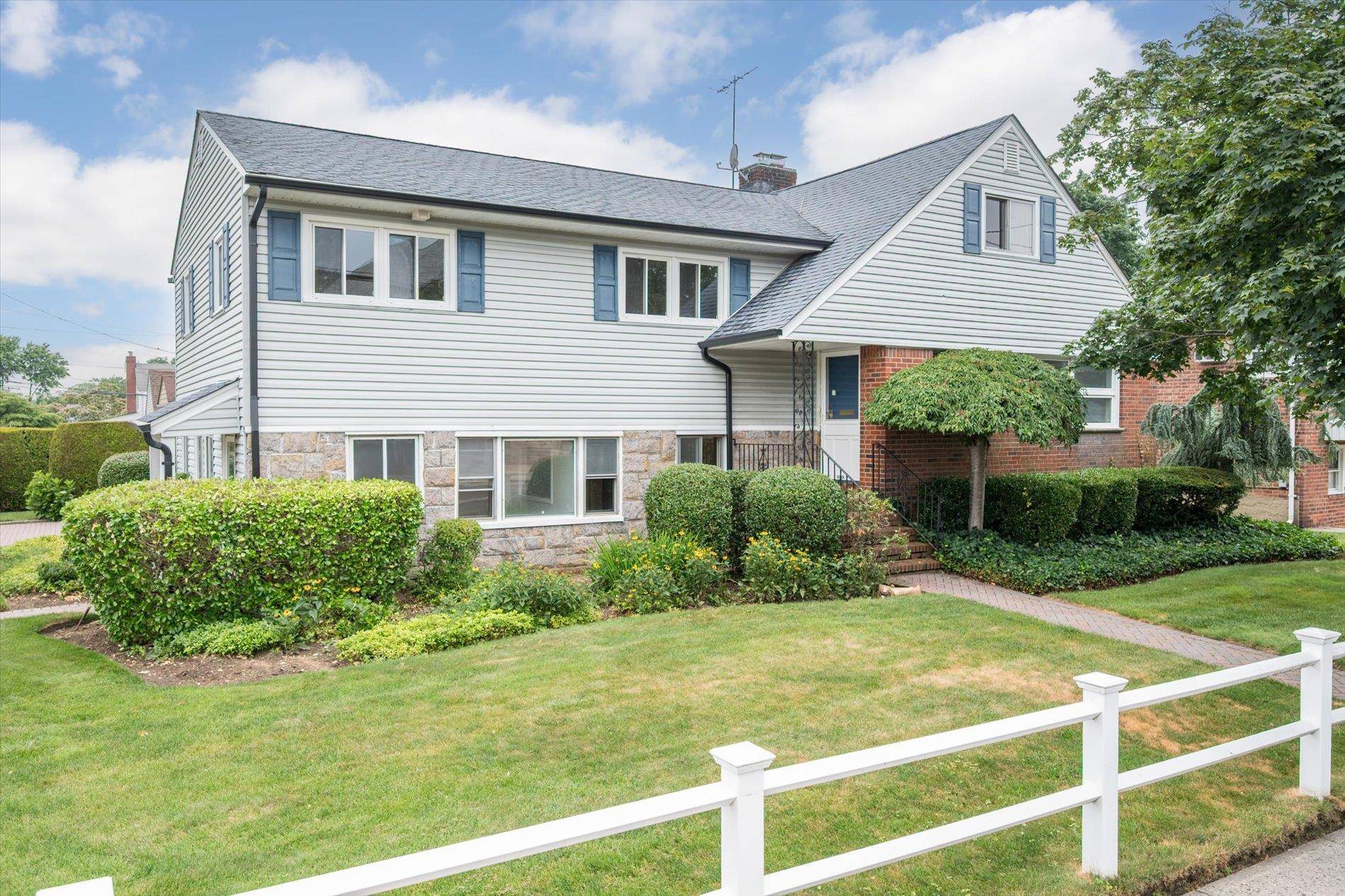 Versatile Living Meets Prime Location !