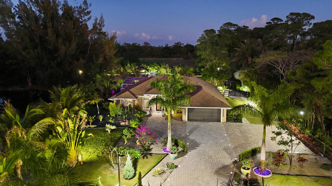 Discover your Modern Estate, located minutes from Wellingtons Equestrian Family fabulous private oasis in Loxahatchee Groves this stunning 3 bedroom, 3 bath single family home 2, 219 sq ft, built ...
