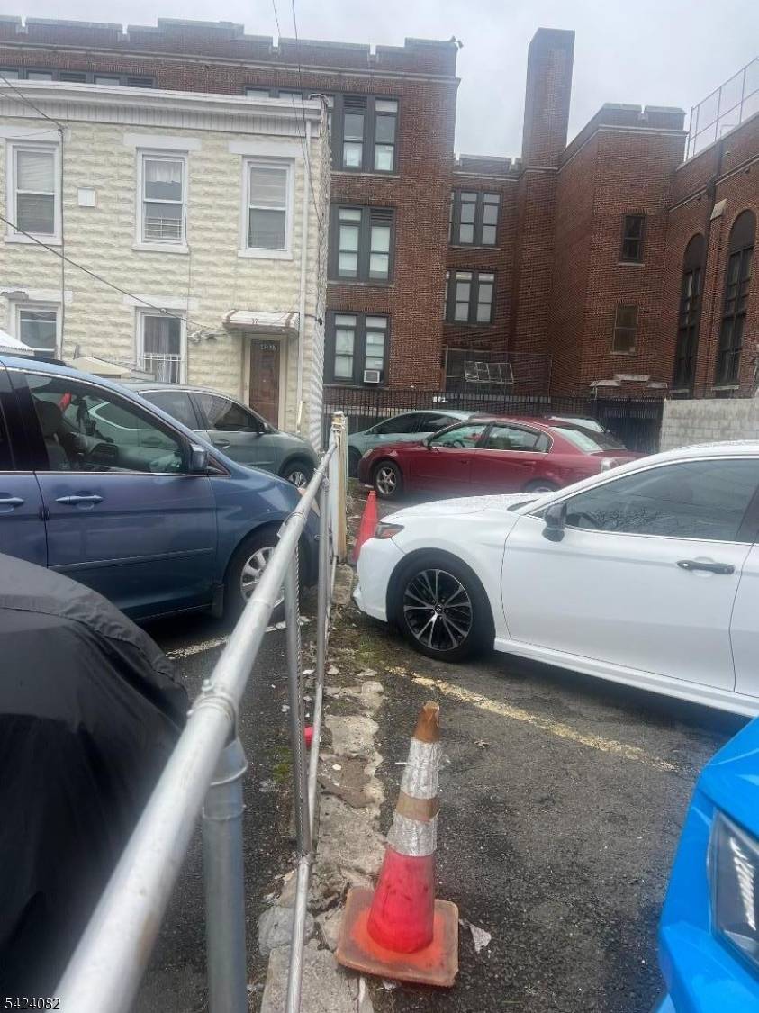 SINGLE FAMILY OFFERING LIV RM, DINNING RM, 4 BEDS 2.