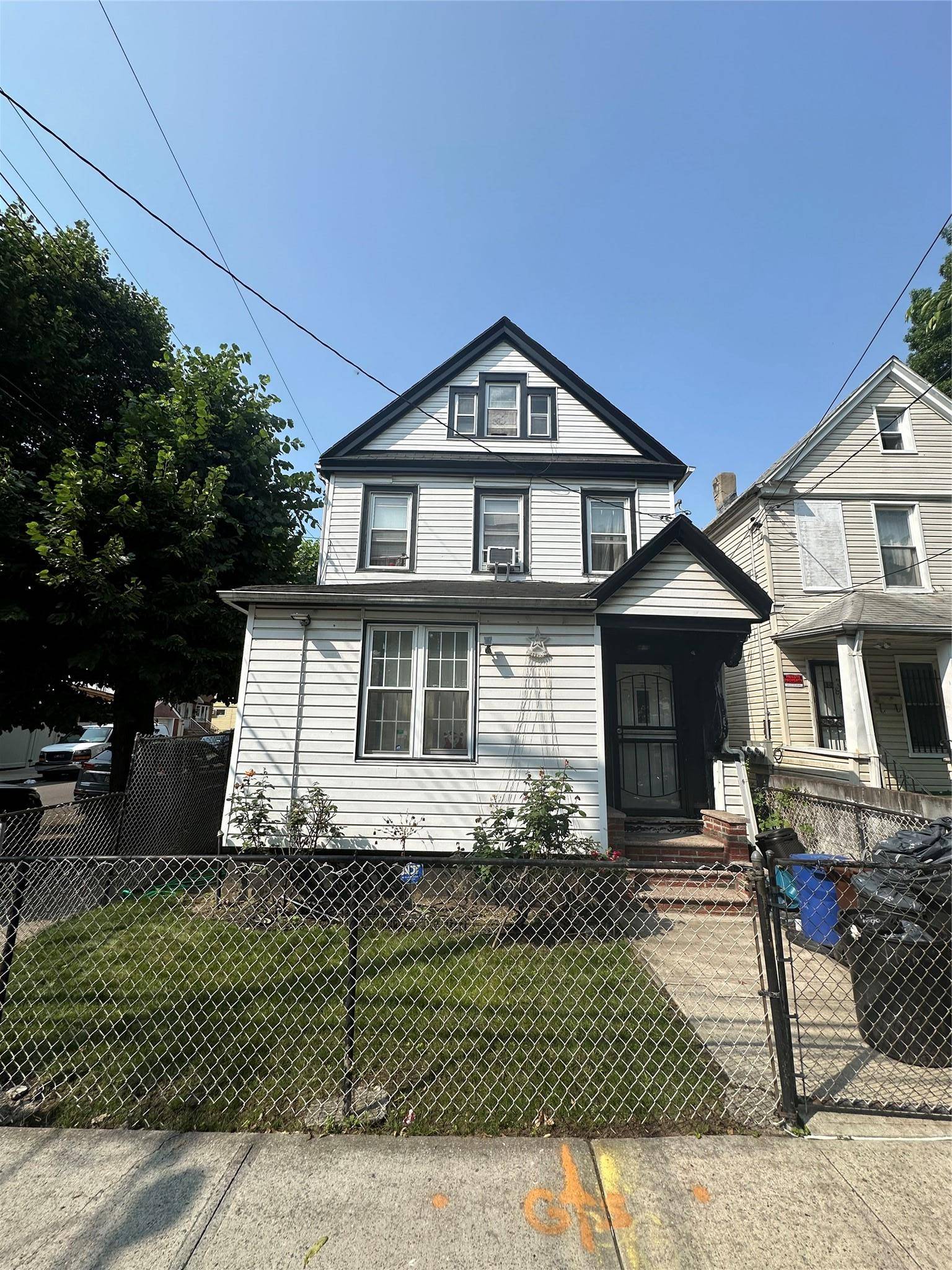 Great opportunity to own a 2 family duplex in the heart of Jamaica, Queens !